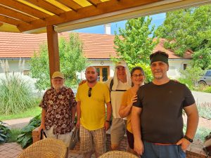 Öten a pergola alatt