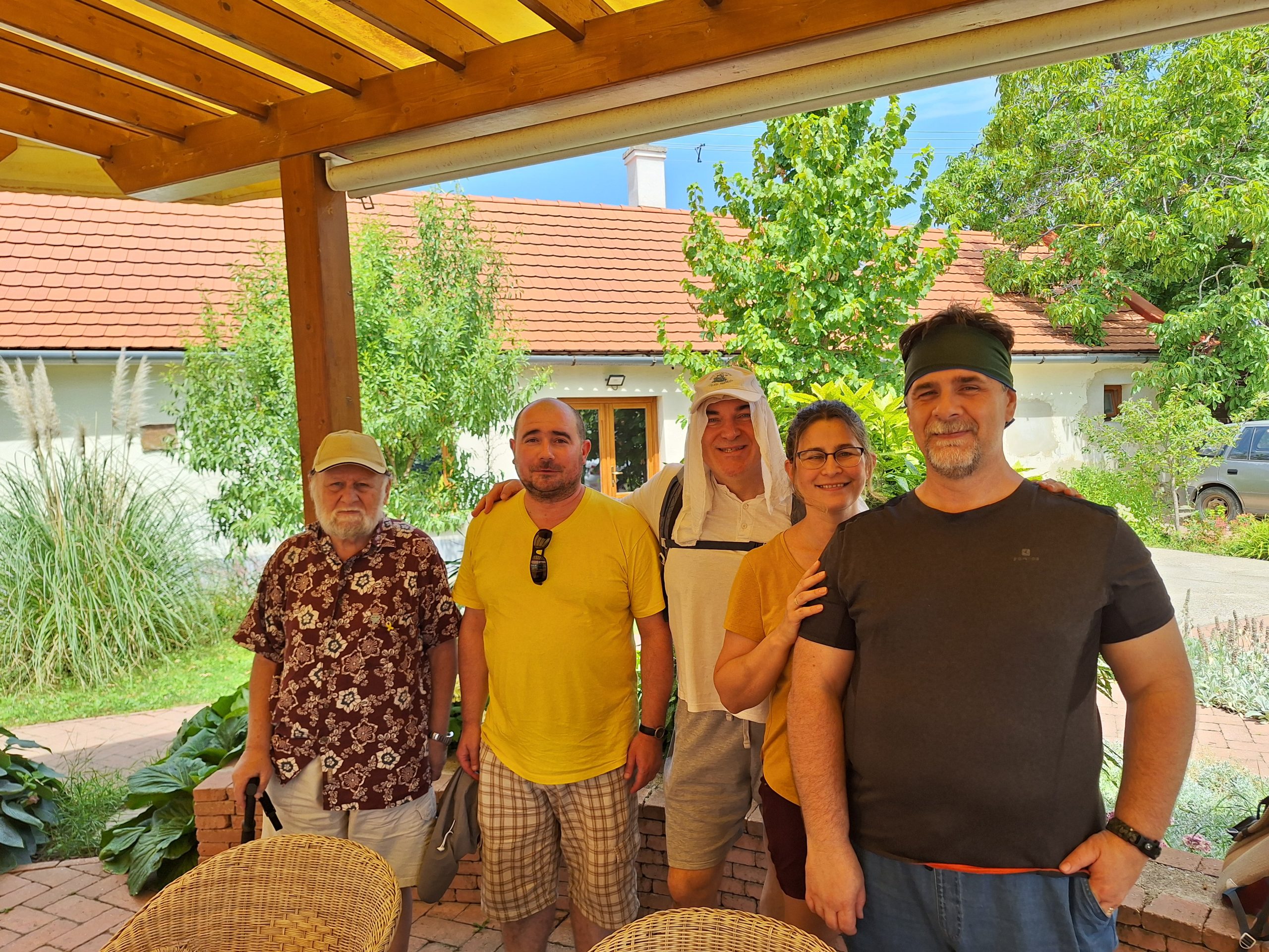 Öten a pergola alatt