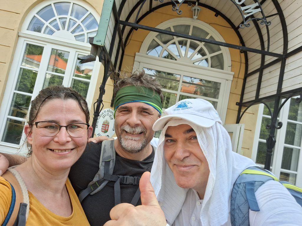 Bog, Feri és Gergő a veszprémi Davidikum előtt