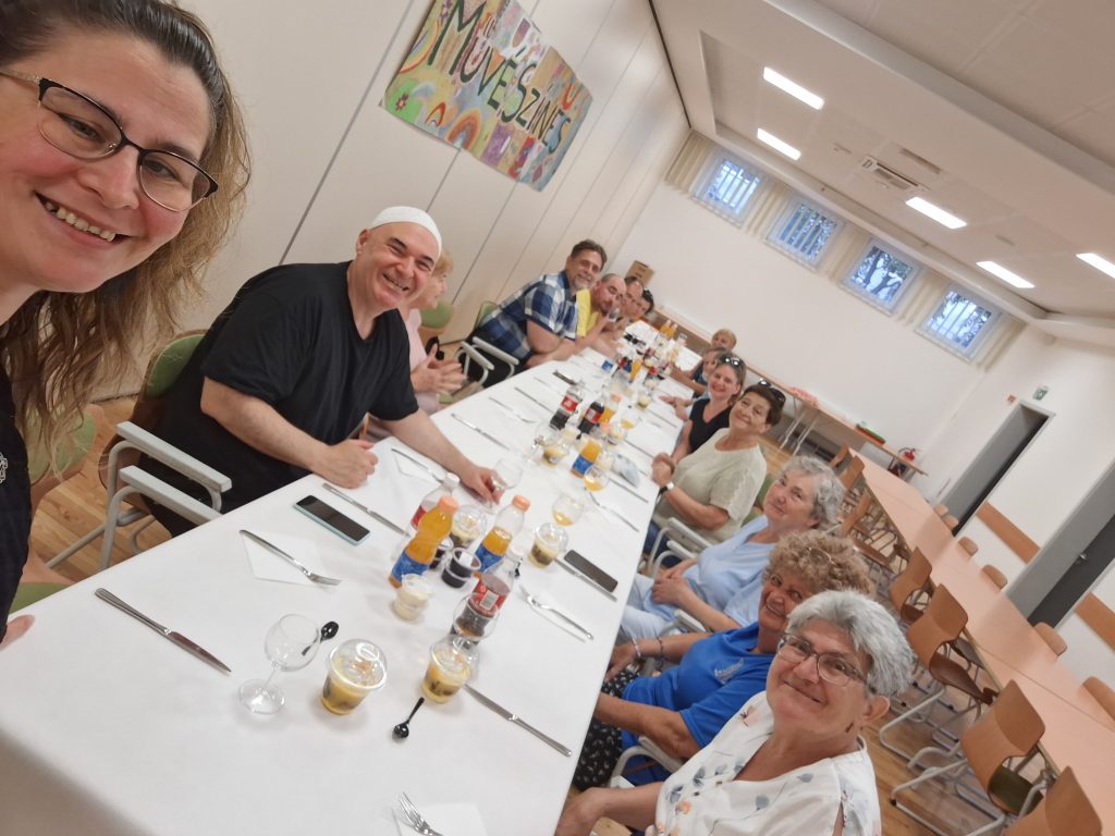 Szépen terített asztal mellett vidáman várjuk a vacsit