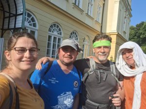 Bogi, Józsi, Feri és Gergő a Davidikum előtt