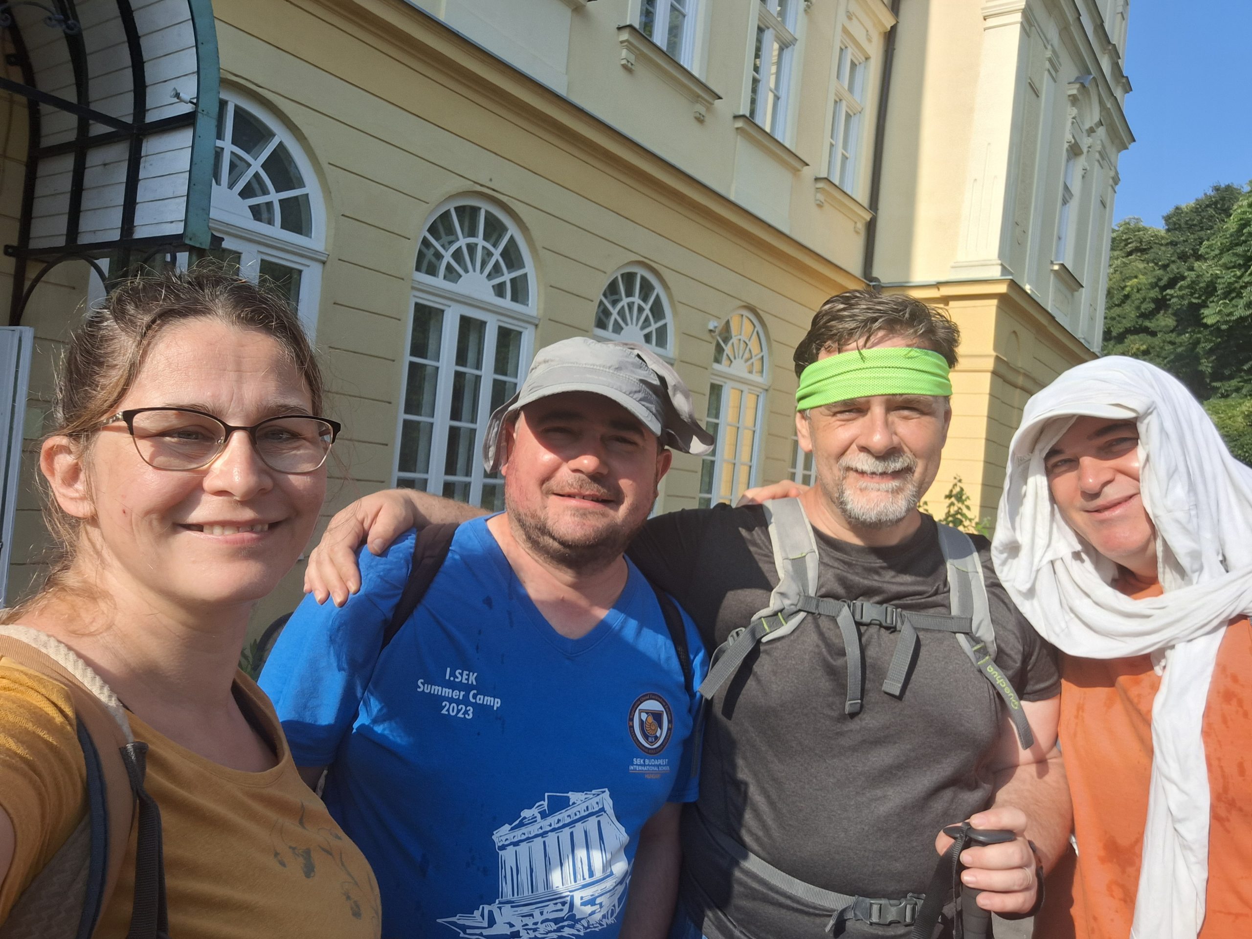 Bogi, Józsi, Feri és Gergő a Davidikum előtt