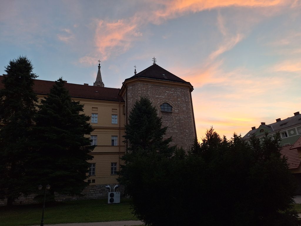 Cisztercita látogatóközpont hátulja alkonyatkor