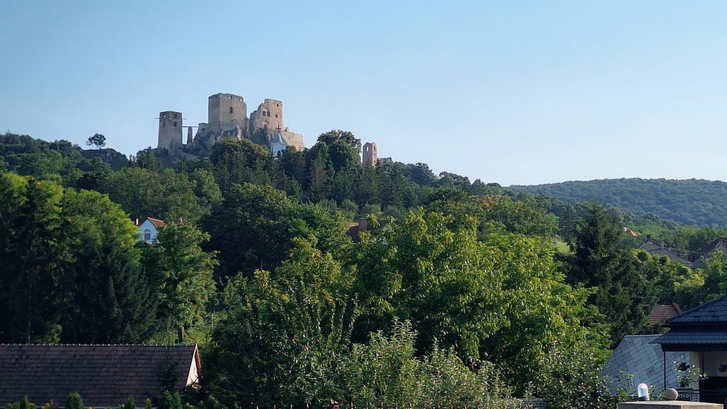 Tájkép a cseszneki várral