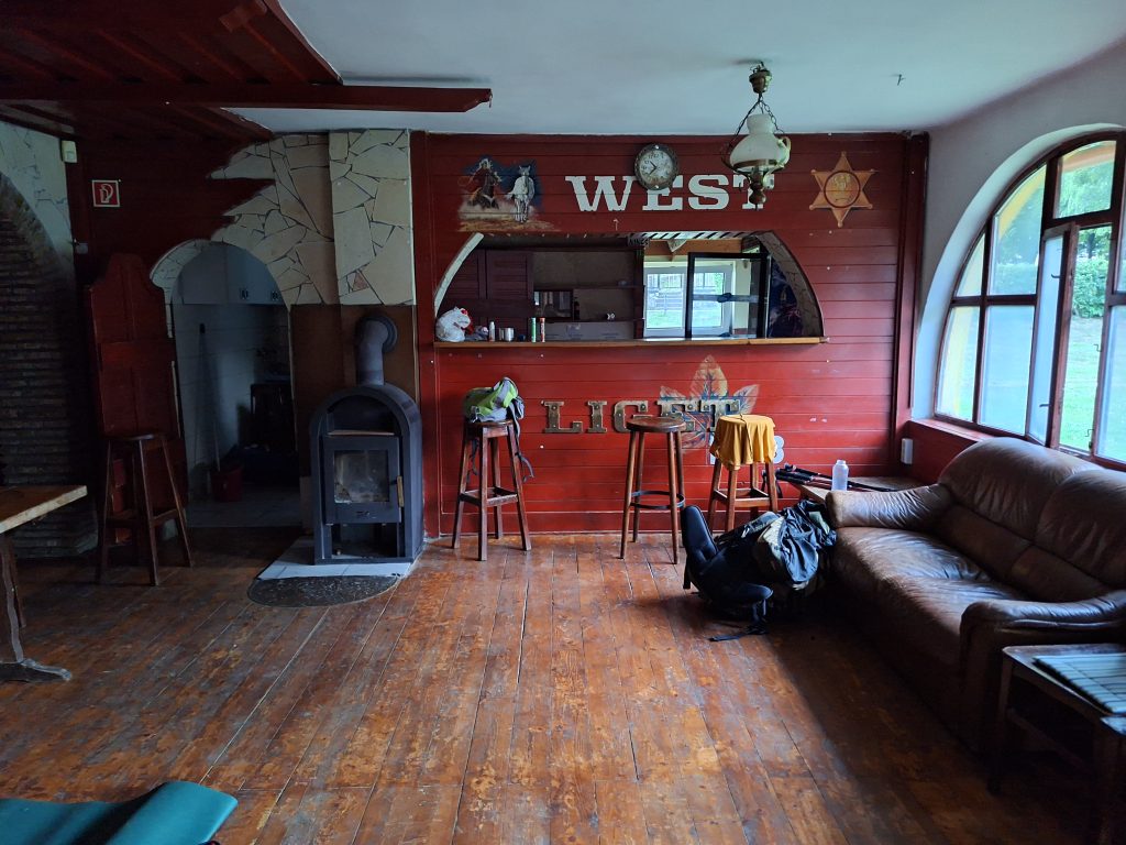 Egy rég bezárt bár belseje a hátizsákainkkal