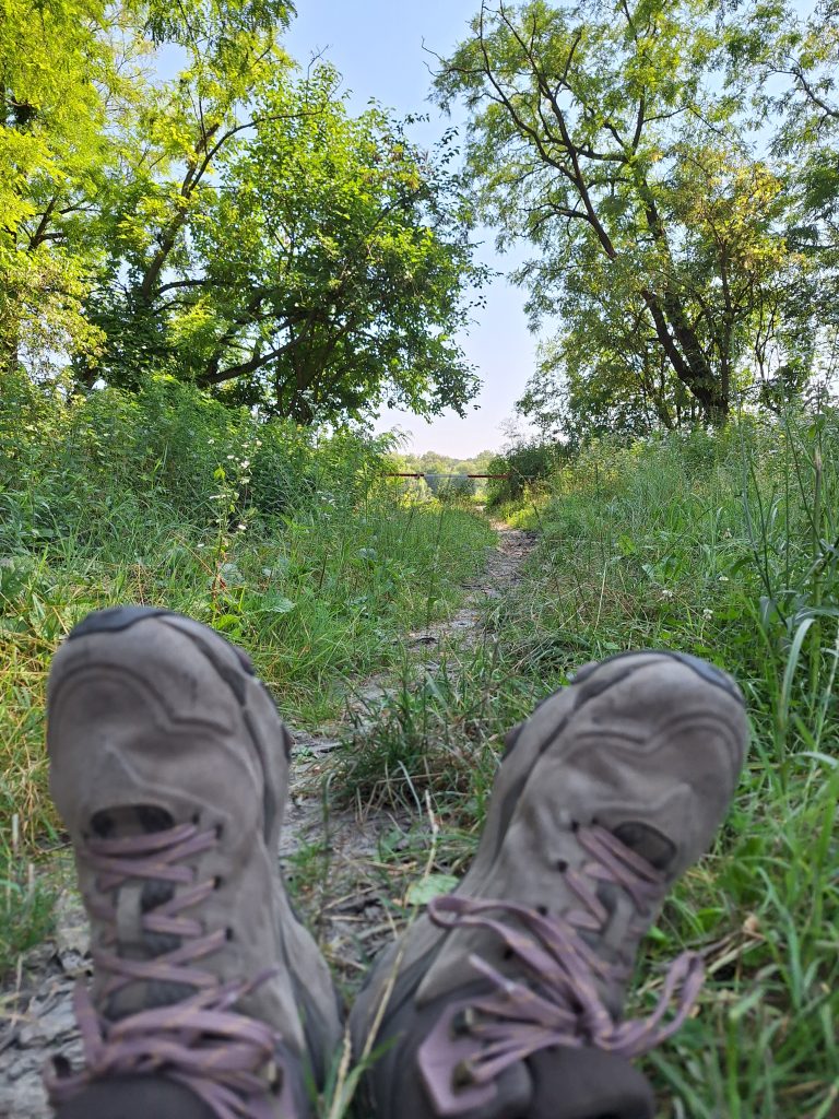 Bogi cipője az ösvényen ücsörögve