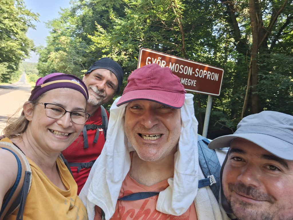 Bogi, Feri, Gergő és Józsi a Győr-Moson-Sopron megye határát jelző táblánál