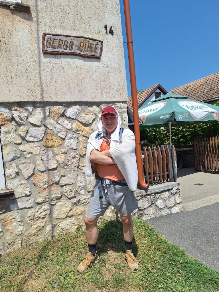 Gergő a Gergő Büfé tábla alatt