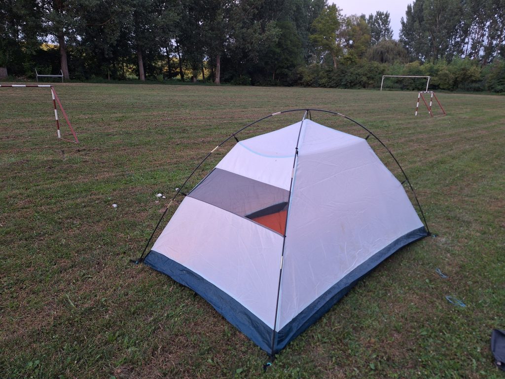 Sátor a focipályán