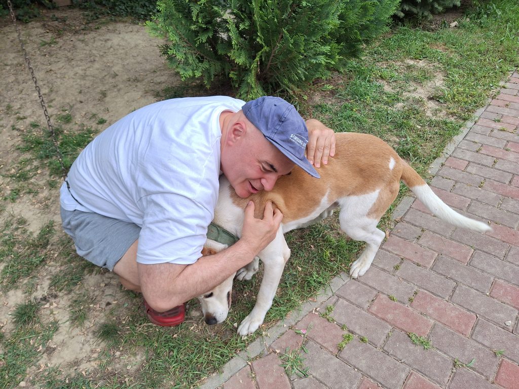 Gergő öleli a kutyust