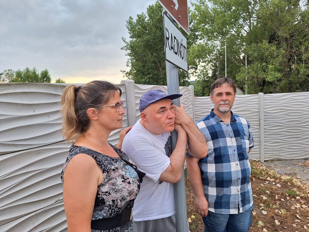 Bogi, Gergő és Feri az emlékművet jelző táblánál