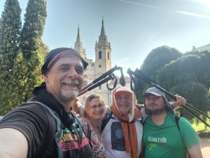 Feri, Bogi, Gergő és Józsi a zirci ciszterci templom előtt