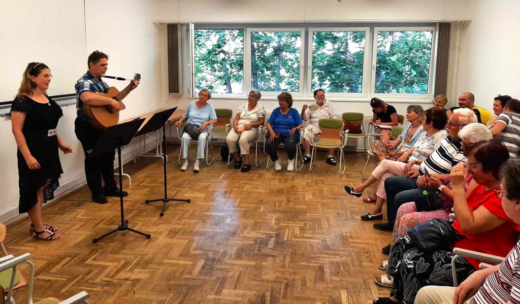 Feri és Bogi énekel az Agóra egyik termében