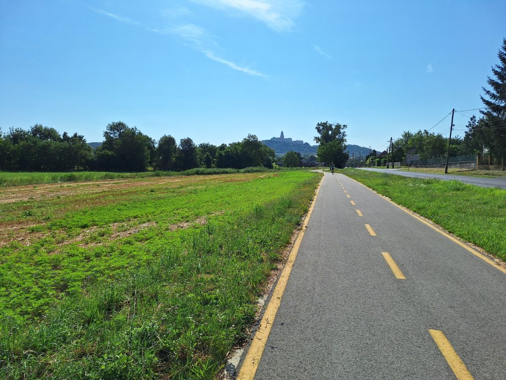 Tájkép a bicikliútról visszatekintve Pannonhalma felé