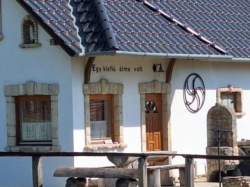 Felirat az ajtó fölött: Egy kisfiú álma volt