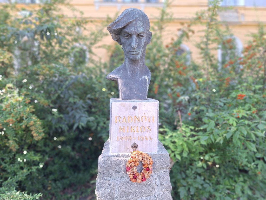 Radnóti szobor