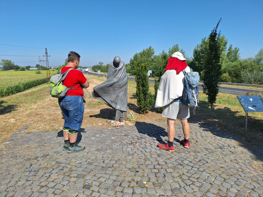 Feri és Gergő a Radnóti szoborral szemben
