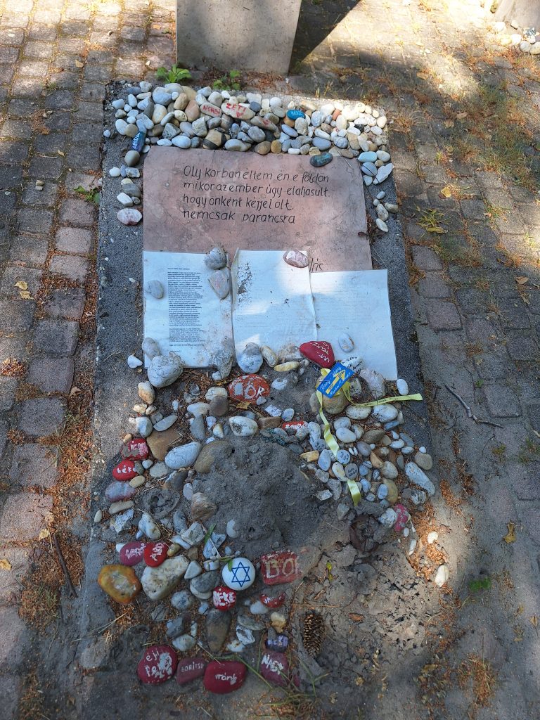 Az emlékezés kövei a földön, a szobor előtt, a márványtábla körül