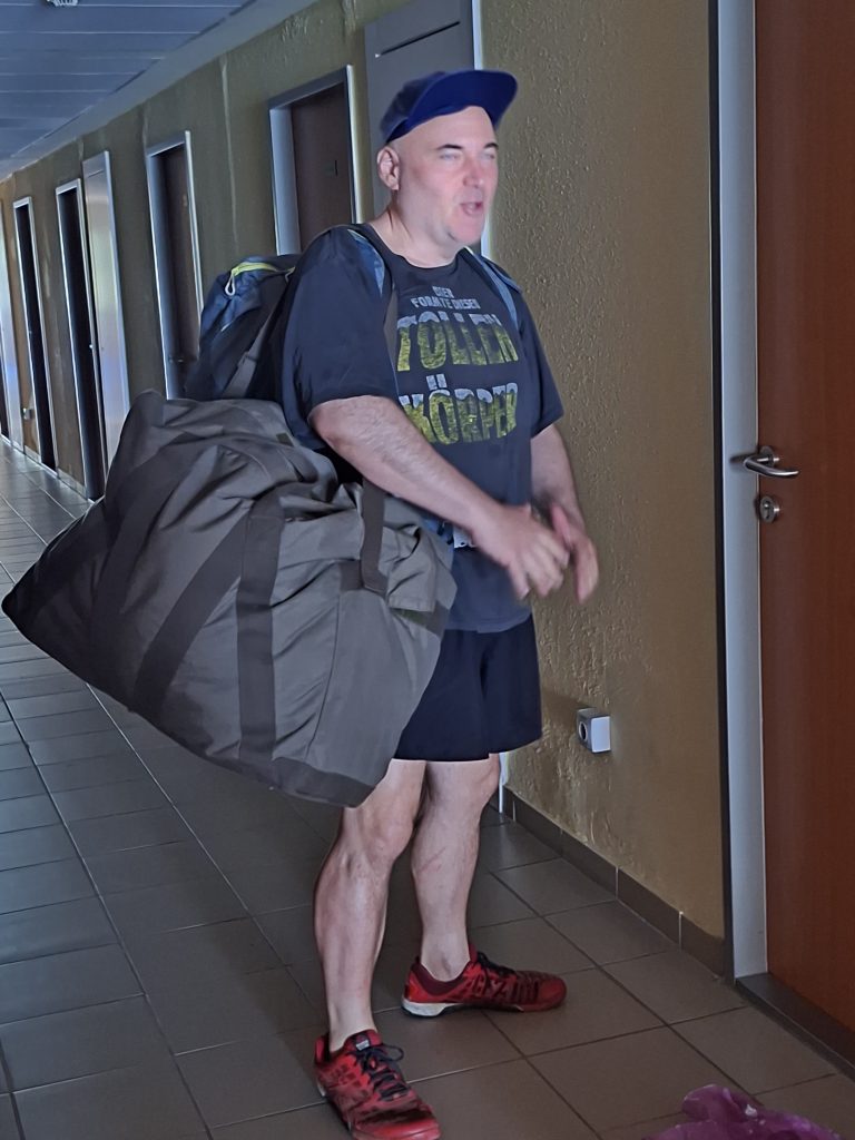 Gergő a nagy táskáival a kollégium folyosóján