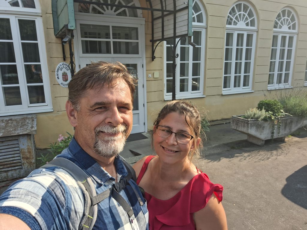 Feri és Bogi a Davidikum előtt